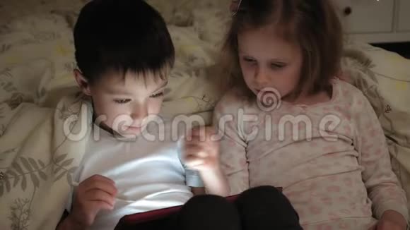 小朋友哥哥姐姐正躺在床上玩着平板电脑上床睡觉视频的预览图