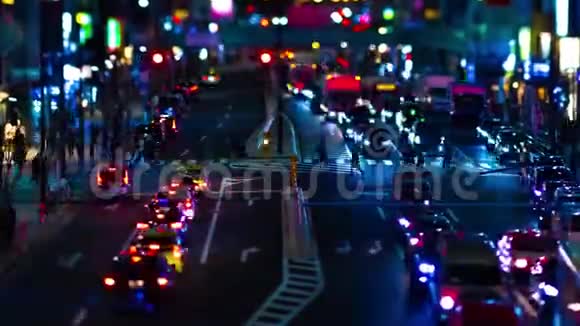 东京Shibuya小型霓虹灯街夜间延时倾斜变焦视频的预览图