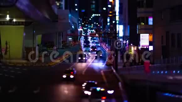 东京Shibuya小型霓虹灯街道倾斜倾斜的夜间时间视频的预览图