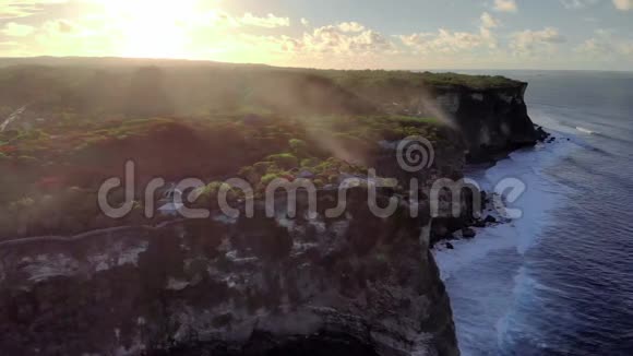 巴厘岛乌鲁瓦图神庙黎明时的空中录像峭壁和海浪视频的预览图