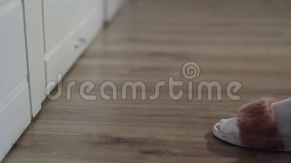 女人脱下拖鞋睡觉视频的预览图