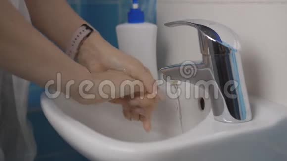 美女的手在浴室用水肥皂和泡沫洗手视频的预览图