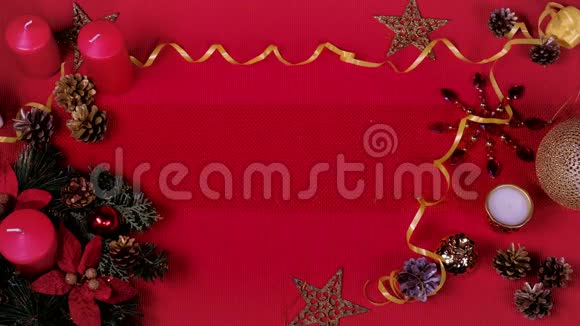 顶部视图关闭女士手和装饰圣诞礼品盒刮包拆包概念假日和新概念视频的预览图