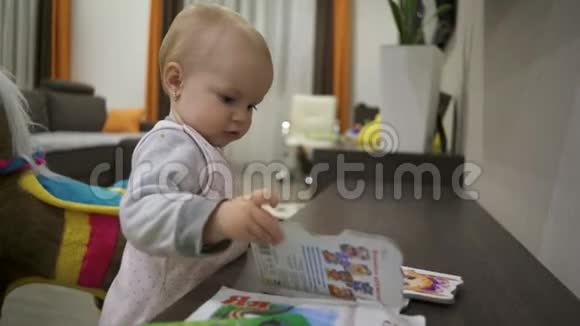 幼儿认真检查书本中的图纸视频的预览图
