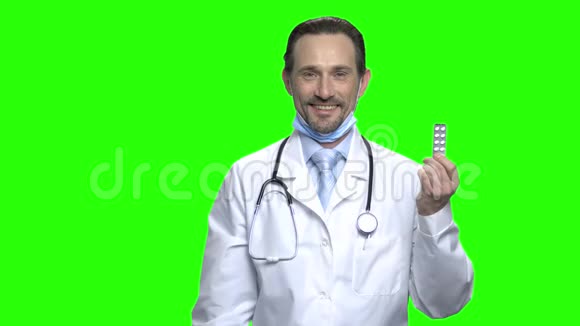 带着一包药丸的医生视频的预览图