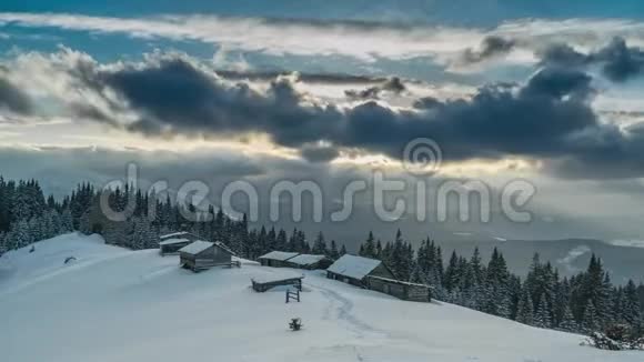 云在冬天越过群山和牧羊人村庄视频的预览图