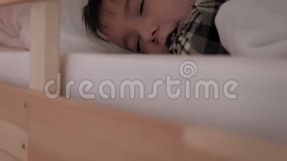 孩子躺在床上失眠睡眠不好视频的预览图