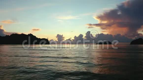 观海中的岛屿和早晨的阳光无人在现场电影基调4UHDK视频的预览图