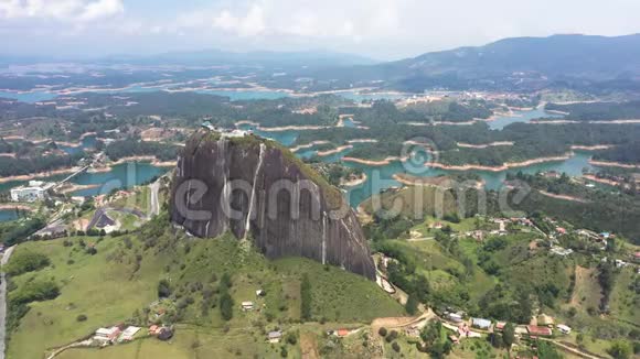 鸟瞰哥伦比亚瓜塔皮德拉德尔槟榔岩视频的预览图