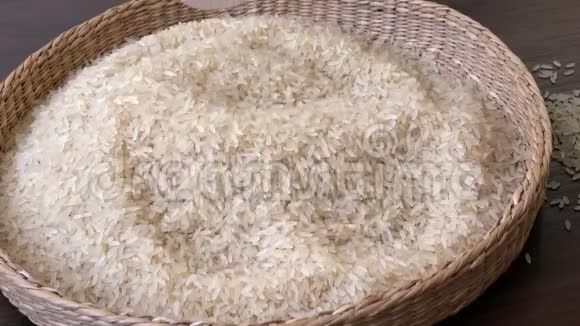 篮子里有白米饭有机食品大米视频的预览图