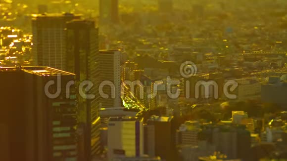 东京大角度倾斜的微型城市景观日落时间视频的预览图