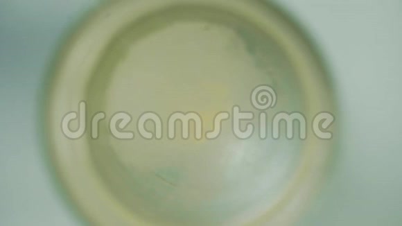 在装有水的玻璃杯中药丸的特写泡腾片阿司匹林溶解在一杯水中视频的预览图