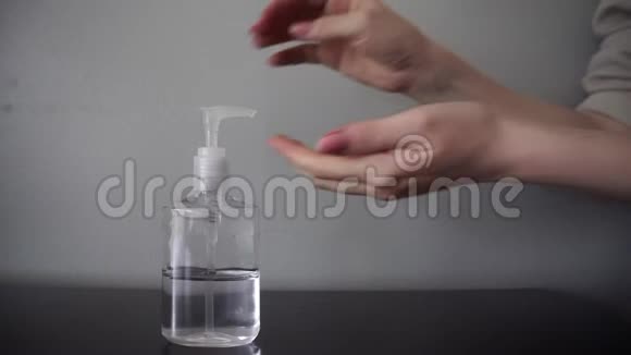 女性清洁双手使用抗菌酒精消毒视频的预览图