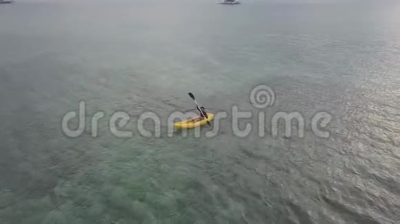 无人机观点夏天游客喜欢在宁静的海洋里皮划艇视频的预览图