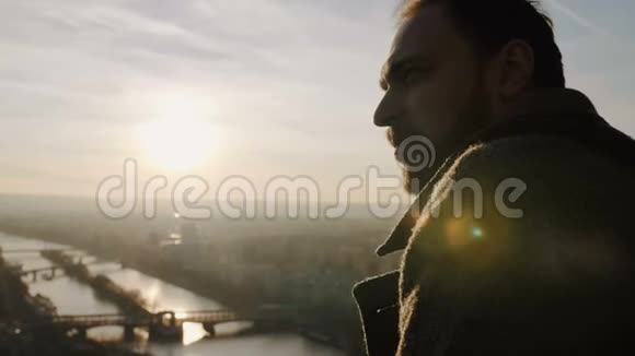 在埃菲尔铁塔巴黎夕阳西下的天空全景慢镜头拍摄的年轻快乐微笑的白种人特写视频的预览图