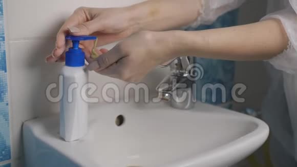 合上女人在浴室里用肥皂和水彻底洗手视频的预览图