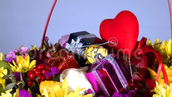 五颜六色的浪漫鲜花和礼品盒视频的预览图