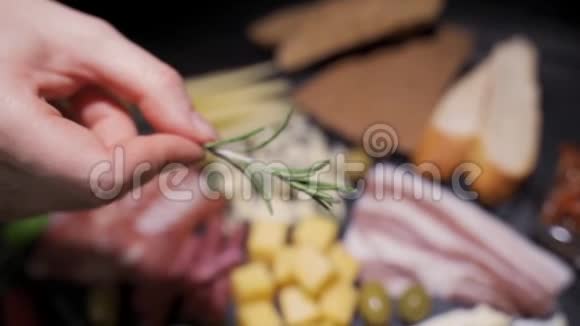 厨师用切片奶酪和香肠装饰迷迭香盘视频的预览图