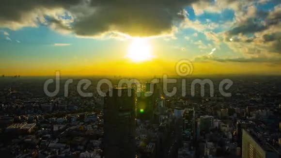 东京市区全景高角广射变焦日落时程视频的预览图