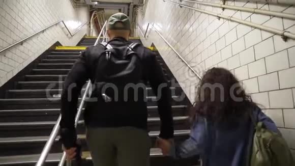 年轻夫妇离开地铁视频的预览图