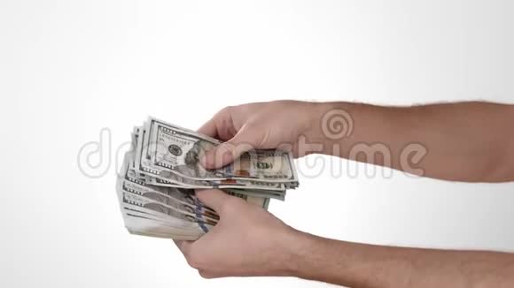 在白色背景隔离物上数到100美元钞票的男性手处插入文字或背景情绪视频的预览图
