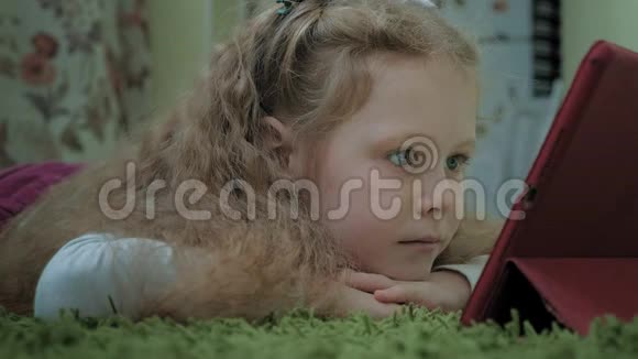 女孩学龄前儿童使用电脑平板电脑视频的预览图