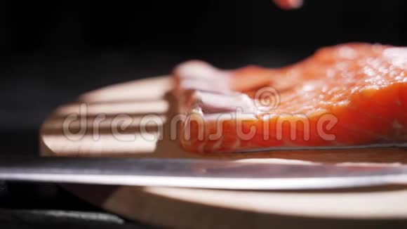 厨师从鲑鱼片中取出骨头切鱼片做寿司视频的预览图