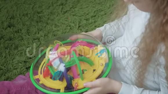 小女孩玩三维玩具拼图视频的预览图