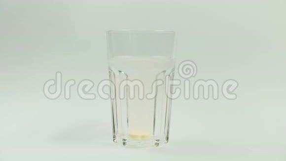 药丸用水倒在玻璃里泡腾片阿司匹林白色背景特写视频的预览图
