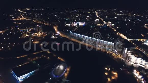 夜间照明minsk市中心屋顶全景4k视频的预览图