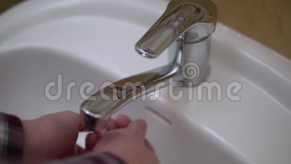 男人洗手最好的方式在家里冠状病毒传播预防视频的预览图