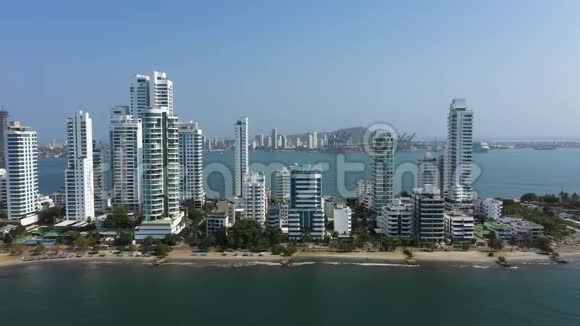 从哥伦比亚卡塔赫纳著名的卡斯蒂洛格兰德地区俯瞰港口从右到右的垂直平底锅视频的预览图