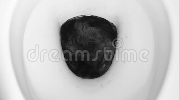 黑脏水在厕所冲洗视频的预览图