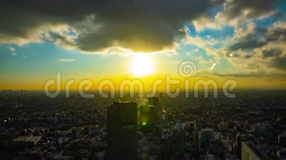 东京市区全景大角度广景倾斜的日落时间视频的预览图