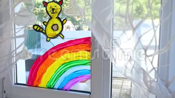 4k儿童画彩虹和猫在窗口在Covid19检疫在家里呆在家里冠状病毒视频的预览图