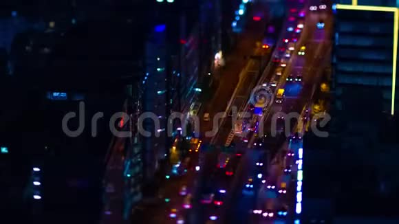 东京市区一条高速公路的夜间时间推移大角度倾斜倾斜视频的预览图