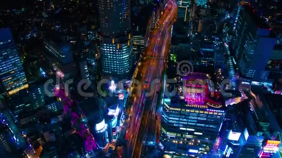 东京石埠崖霓虹小镇的一个晚上高角度宽镜头倾斜视频的预览图