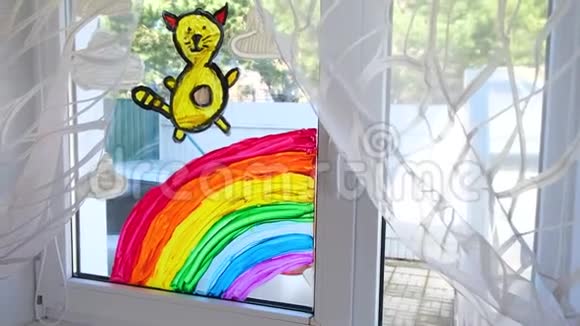 4k儿童画彩虹和猫在窗口在Covid19检疫在家里呆在家里冠状病毒视频的预览图