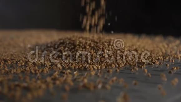 荞麦掉在玻璃桌上慢运动侧视视频的预览图