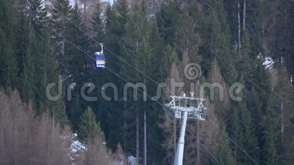 奥地利阿尔伯格滑雪胜地阿尔卑斯山的缆车视频的预览图