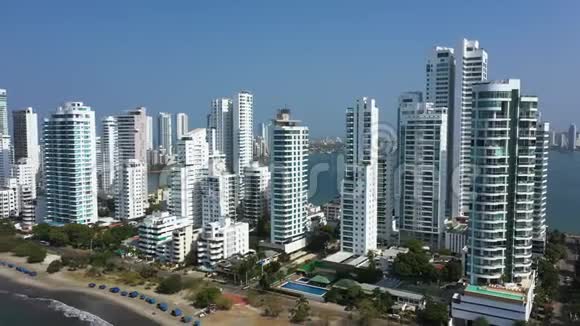 加勒比海岸附近酒店和高层公寓楼的鸟瞰图现代城市天际线自由跨度视频的预览图