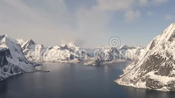 鸟瞰挪威雷因镇著名的冬季洛福顿群岛kjerkfjorden峡湾因其尖锐的山峰而闻名头视频的预览图