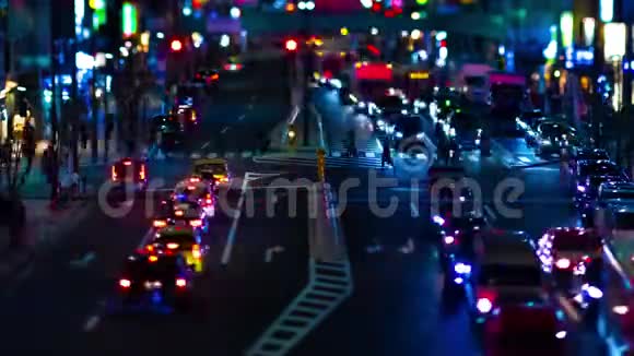 东京Shibuya小型霓虹灯街道的夜间延时视频的预览图
