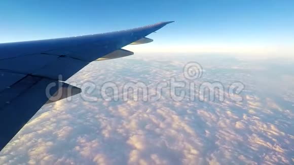 在云层上方加速飞行从飞机机翼上的驱油器看到在地面上飞行的云层时间视频的预览图