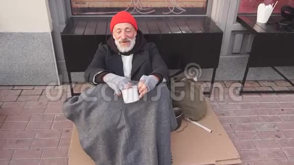 无家可归的老人穿着外套天气寒冷在街上遇到有钱人视频的预览图