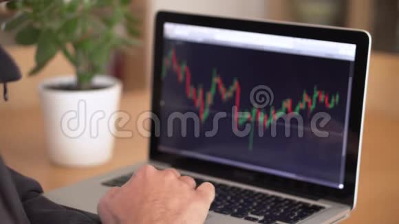 在笔记本电脑上工作的人的4k分辨率显示财务图表商人在电脑上室内拍摄视频的预览图