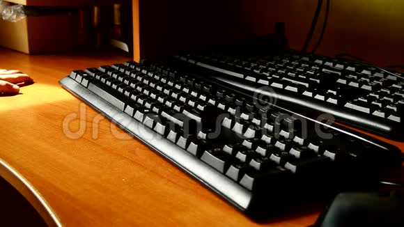 木桌上一个黑色键盘的特写一个小的手敲键盘早期掌握和学习COM视频的预览图