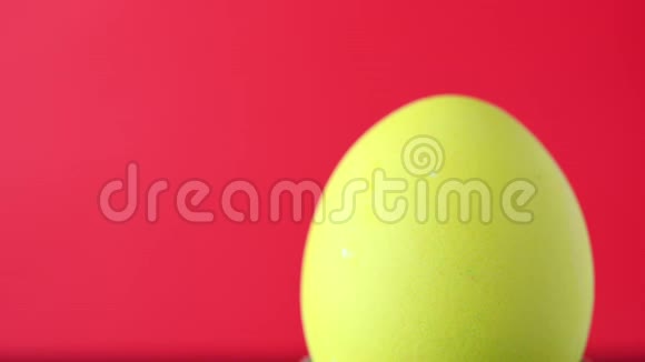 五颜六色的复活节彩蛋在红色背景上旋转视频的预览图