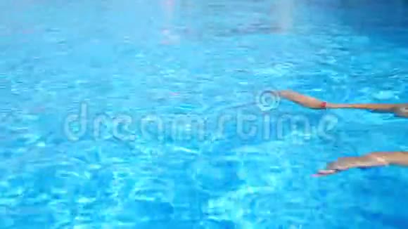 年轻的晒黑的女人在游泳池里游泳性感迷人的女士躺在漂浮在温水中的豪华度假胜地美丽美丽视频的预览图