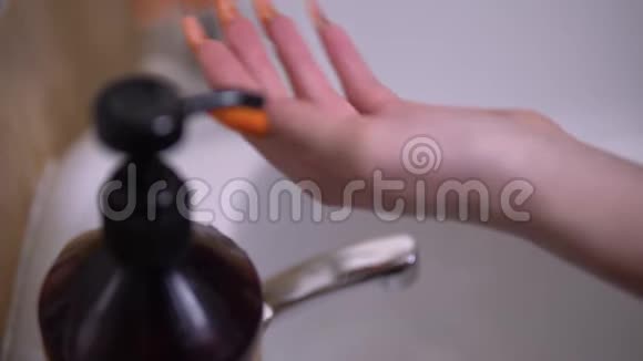 女人洗手最好的方法冠状病毒冲洗水擦肥皂co消毒视频的预览图